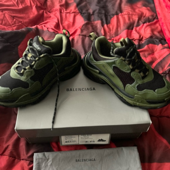Men Size 10 Balenciaga Triple S Sneakers Black/Kaki.  Only worn twice. - Picture 7 of 7